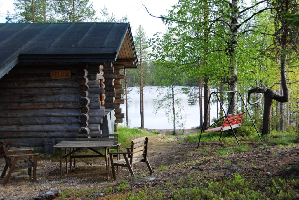 Kelo-mökki järven rannalla