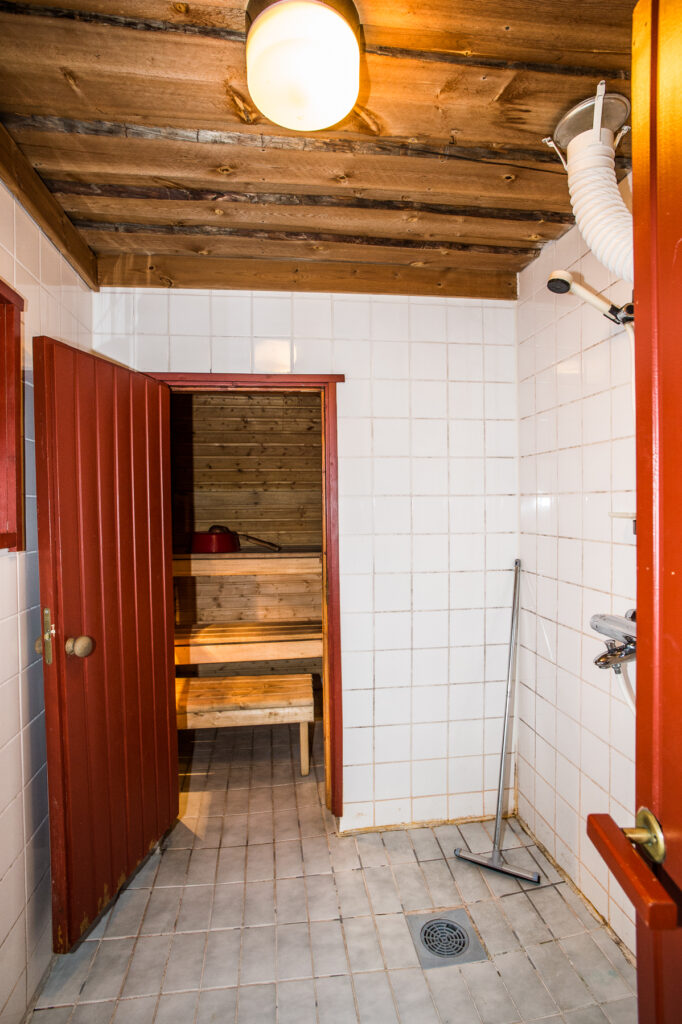 Kaira-mökin sauna ja pesuhuone