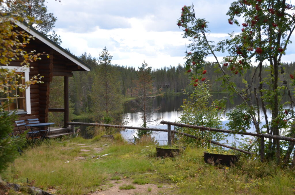 Tammiharju-mökki järven rannalla
